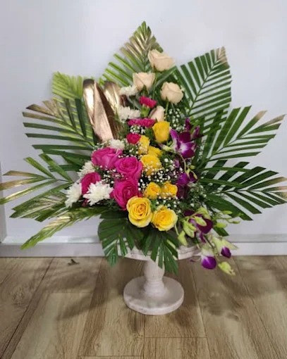 Elegant Mixed Flower Vase Arrangement