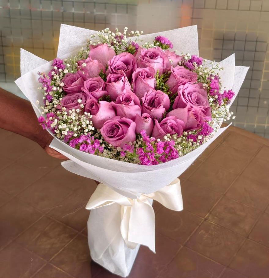 Elegant Pink Rose Bouquet with Baby Breath